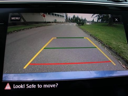 Used 2020 Volkswagen Tiguan SE w/ Panoramic Sunroof Package image 9