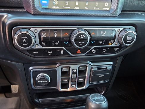 Used 2020 Jeep Wrangler Unlimited Sahara image 14