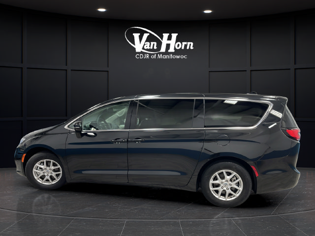 Used 2024 Chrysler Pacifica Touring-L FWD image 4