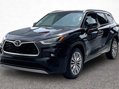 Used 2023 Toyota Highlander Platinum FWD image 4