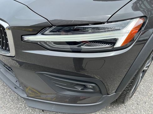 Certified 2025 Volvo V60 B5 Cross Country Plus image 10