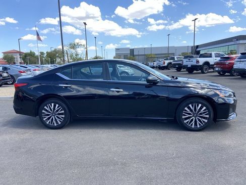 Used 2025 Nissan Altima 2.5 SV FWD image 2