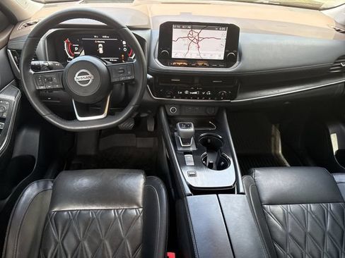 Used 2021 Nissan Rogue Platinum FWD image 2