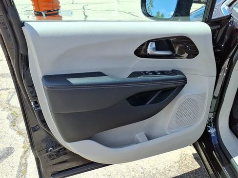 Used 2024 Chrysler Pacifica Limited FWD image 19