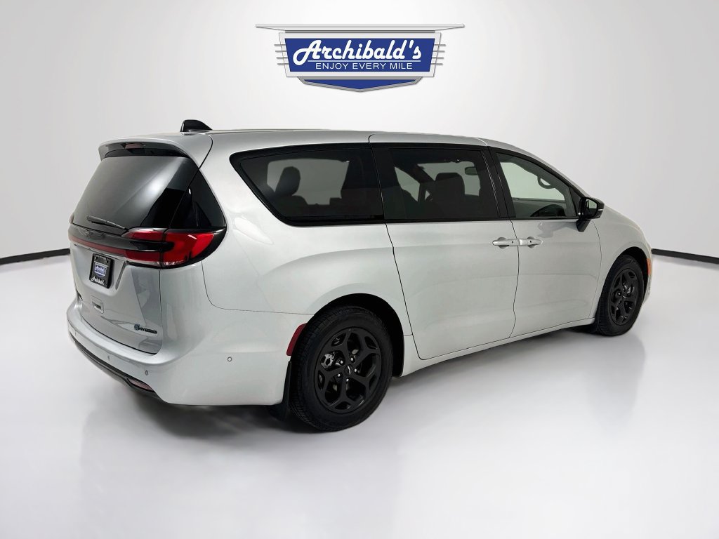 Used 2023 Chrysler Pacifica Limited w/ S Appearance Package FWD image 8