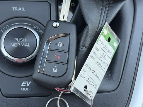 Used 2025 Toyota RAV4 LE AWD/4WD image 33