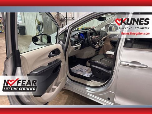 Used 2024 Chrysler Pacifica Touring-L image 21