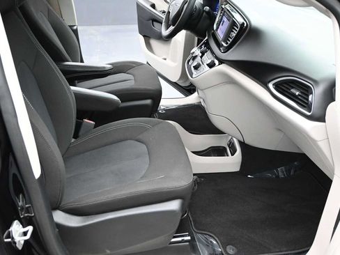 Used 2024 Chrysler Voyager LX FWD image 17