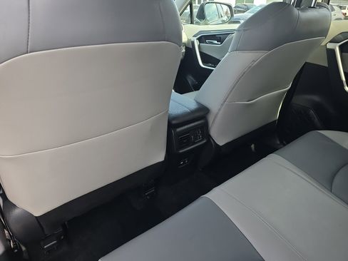 Used 2021 Toyota RAV4 XLE Premium image 19