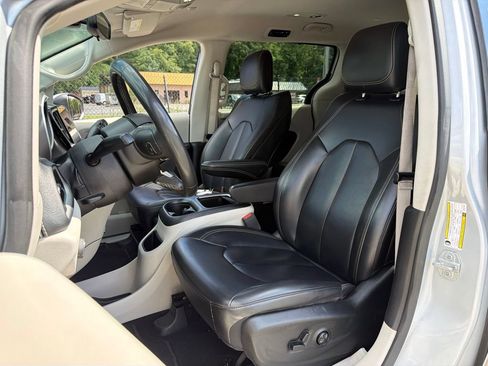 Used 2023 Chrysler Pacifica Touring-L FWD image 19