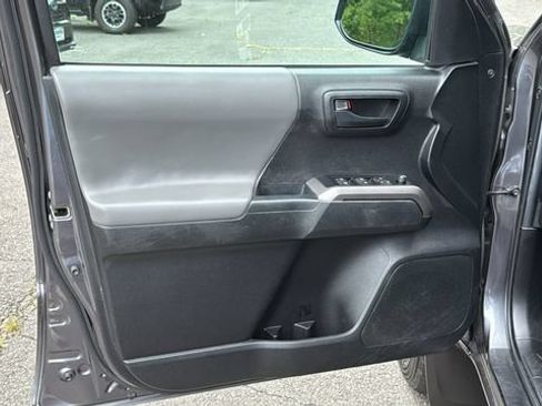 Used 2022 Toyota Tacoma SR5 AWD/4WD image 9