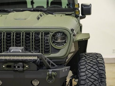 Used 2025 Jeep Gladiator Sport AWD/4WD image 4
