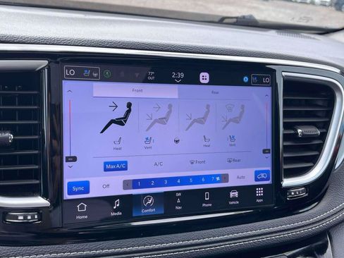 Used 2025 Chrysler Pacifica Limited FWD image 28