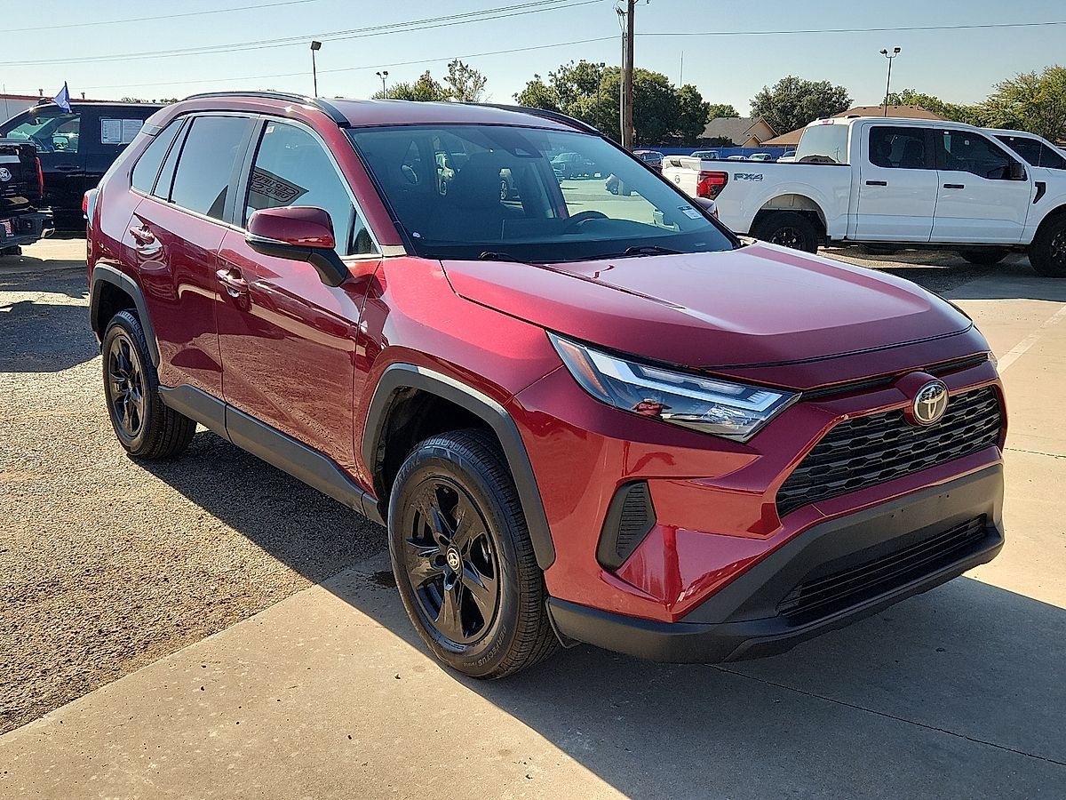 Used 2025 Toyota RAV4 XLE FWD image 5