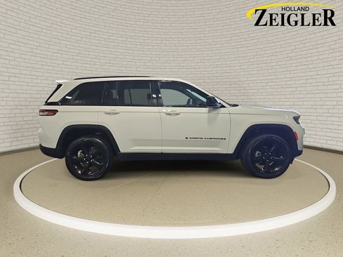 Used 2023 Jeep Grand Cherokee Altitude AWD/4WD image 4