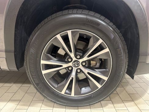 Used 2017 Toyota Highlander LE FWD image 5