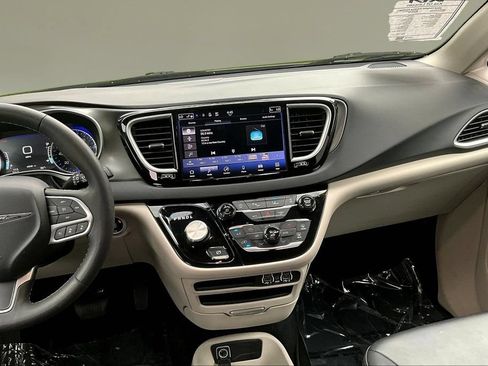 Used 2024 Chrysler Pacifica Touring-L FWD image 8