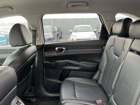 Used 2024 Kia Sorento S image 41