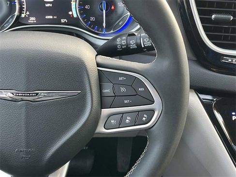 Used 2024 Chrysler Pacifica Touring-L image 18