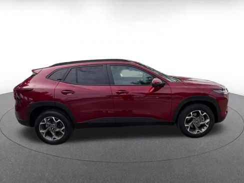 Used 2025 Chevrolet Trax LT w/ LT Convenience Package FWD image 13