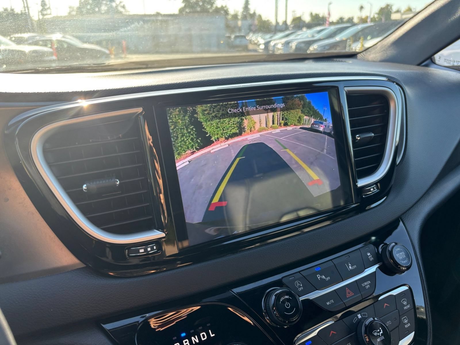Used 2025 Chrysler Pacifica Select FWD image 25