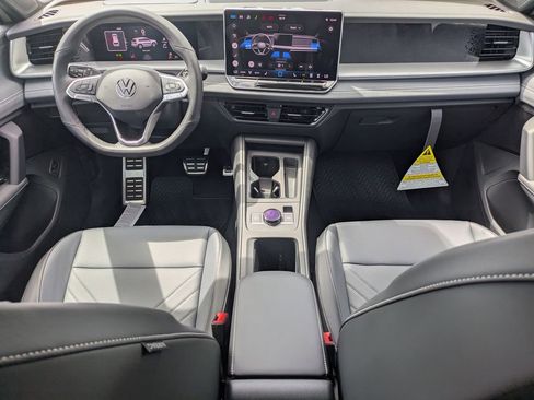 New 2026 Volkswagen Tiguan SE R-Line FWD image 2