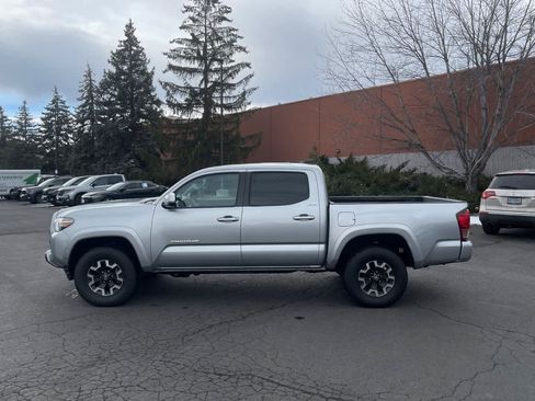 Used 2023 Toyota Tacoma SR5 w/ Technology Package image 5