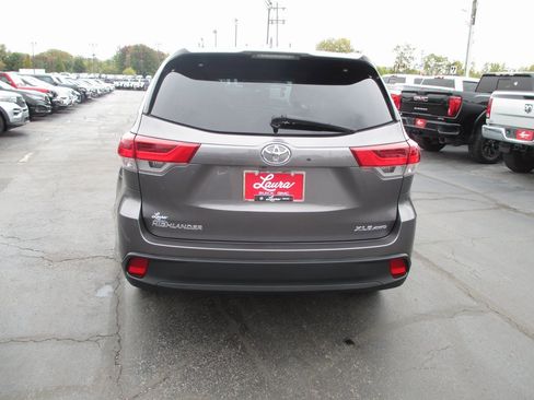 Used 2019 Toyota Highlander XLE image 4
