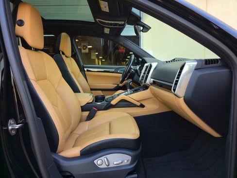 Used 2018 Porsche Cayenne S w/ Premium Package image 21