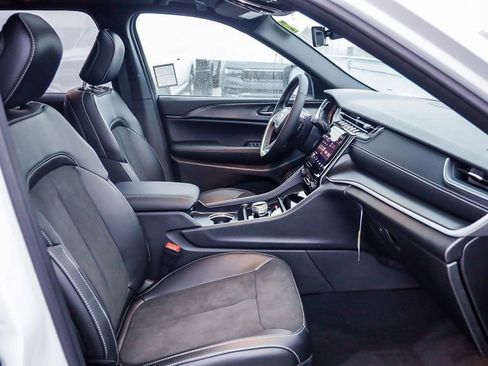 New 2025 Jeep Grand Cherokee Altitude image 18