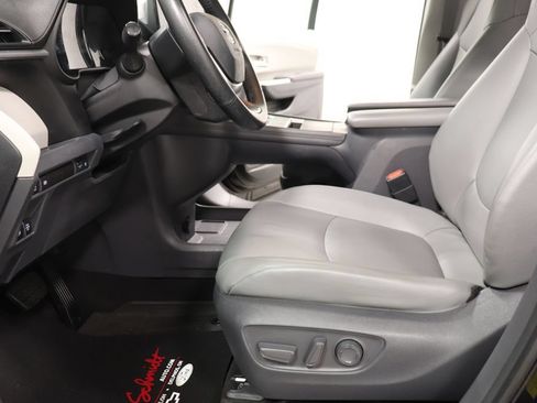 Used 2021 Toyota Sienna XLE FWD image 23