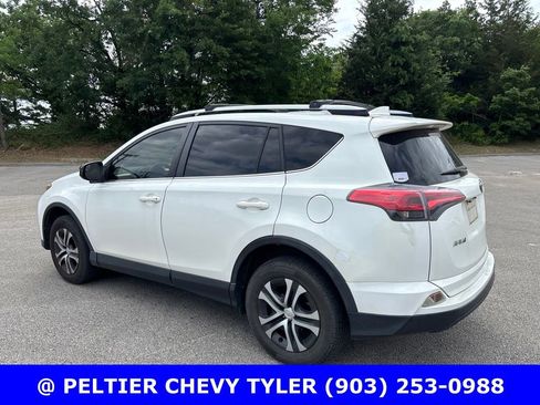 Used 2018 Toyota RAV4 LE FWD image 5