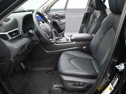 Used 2026 Toyota Highlander Limited image 12