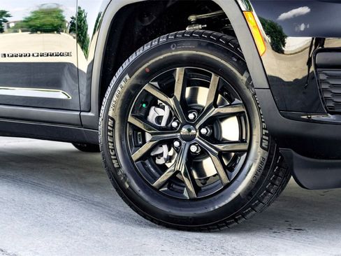 New 2025 Jeep Grand Cherokee L Altitude image 2