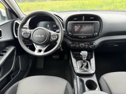 Used 2025 Kia Soul LX w/ LX Technology Package FWD image 22