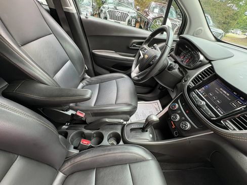 Used 2021 Chevrolet Trax LT w/ Premium Seat Package AWD/4WD image 11