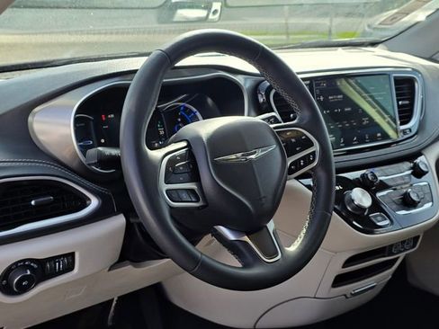 Used 2023 Chrysler Pacifica Touring-L image 16