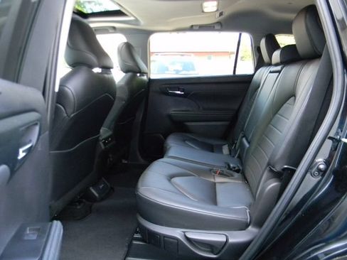 Used 2023 Toyota Highlander XLE AWD/4WD image 22