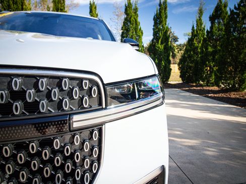 Used 2025 Lincoln Navigator Reserve AWD/4WD image 6
