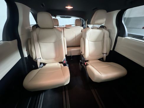 Used 2021 Toyota Sienna XLE FWD image 33