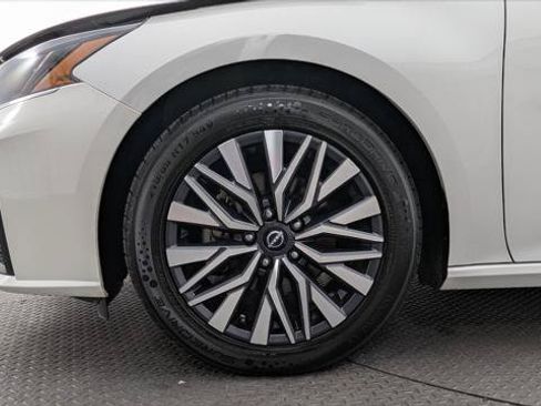 Used 2024 Nissan Altima 2.5 SV FWD image 29