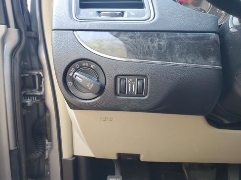 Used 2015 Chrysler Town & Country Touring image 15