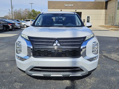 Used 2024 Mitsubishi Outlander SE image 2