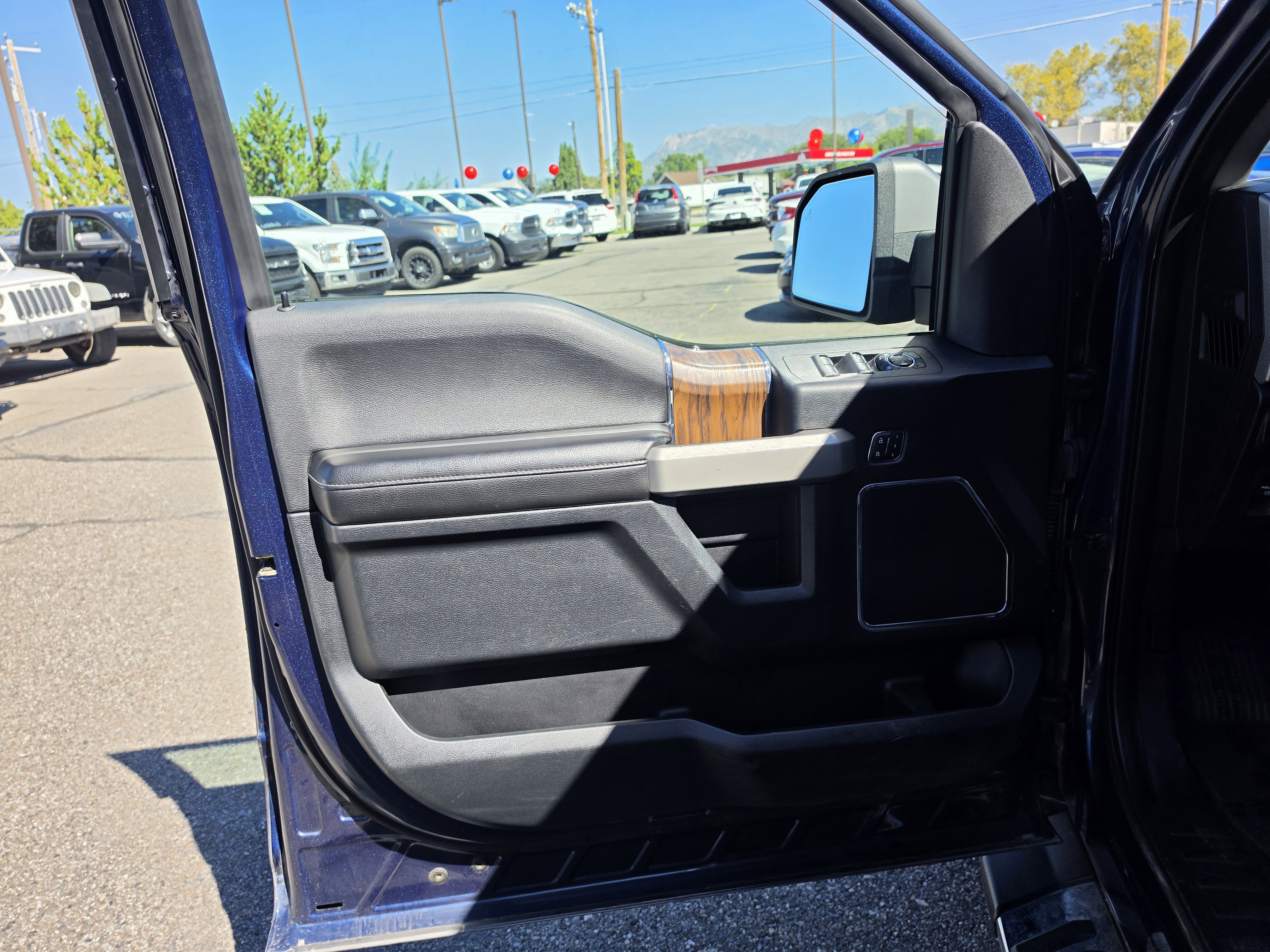 Used 2019 Ford F150 Lariat w/ Equipment Group 502A Luxury AWD/4WD image 10