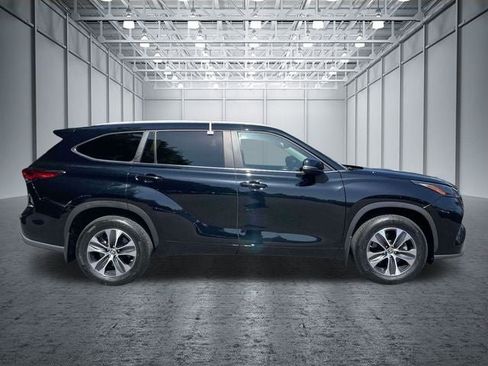 Used 2023 Toyota Highlander XLE AWD/4WD image 5