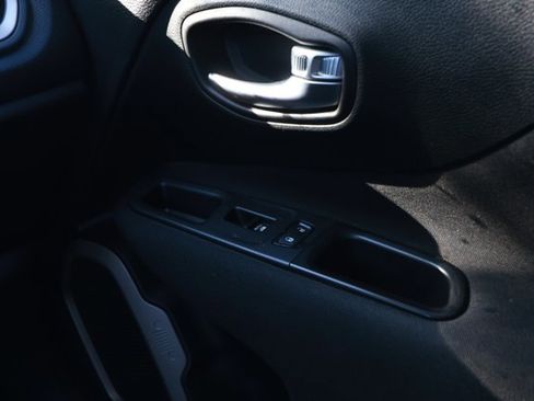 Used 2017 Jeep Renegade Latitude image 23