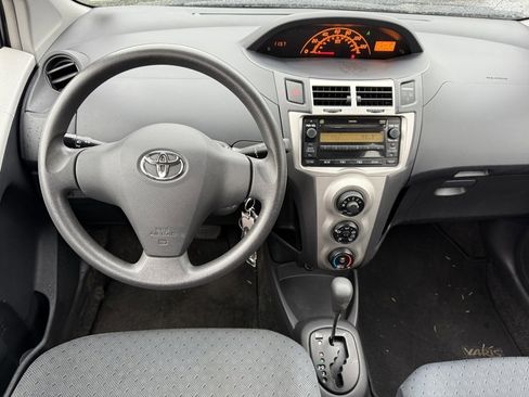 Used 2011 Toyota Yaris 4-Door Hatchback image 18