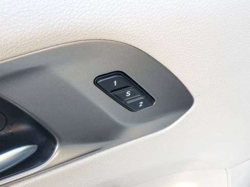 Used 2019 Chrysler Pacifica Limited image 9