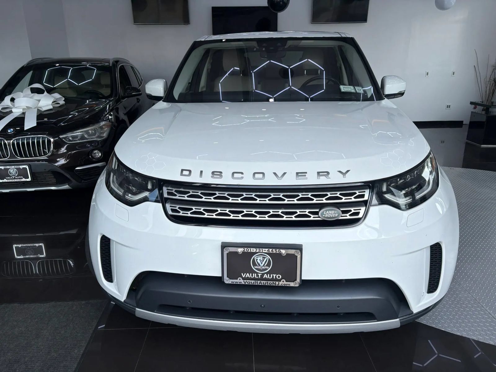 Used 2017 Land Rover Discovery HSE AWD/4WD image 2