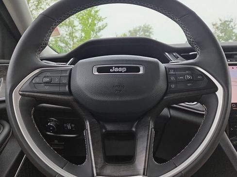 Used 2023 Jeep Grand Cherokee L Limited w/ Luxury Tech Group II AWD/4WD image 16